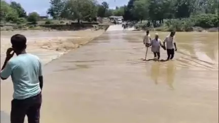 भिनगा: दुर्गापुर केपी खाकी दास कुट्टी के पास डिप पर चल रहा पानी, लोगों की बढ़ी परेशानी, जल्द पुल निर्माण की मांग#jansamasya