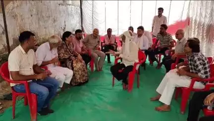 हिण्डौन: शहर में विधायक अनीता जाटव ने वरिष्ठ समाजसेवी परसराम राजौरा को अर्पित की पुष्पांजलि