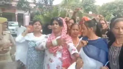 शाहजहांपुर: सर्वधर्म एकता समिति महिला ईकाई की महिलाओं ने विभिन्न समस्याओं को लेकर कलेक्ट्रेट में प्रशासनिक अधिकारी को सौंपा ज्ञापन