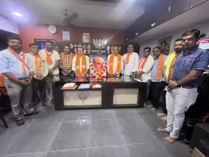 લાઠી: ર્ડો. શ્યામા પ્રસાદ મુખર્જીના બલિદાન દિવસે જિલ્લા ભાજપ ખાતે પુષ્પાંજલિ અર્પણ કરતા લાઠીના ઝરખીયાના વતની અને સાંસદ