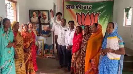 चारामा: डॉक्टर श्यामा प्रसाद मुखर्जी की पुण्यतिथि पर धनेलीकन्हार पिछड़ा वर्ग भवन में उन्हें दी गई श्रद्धांजलि