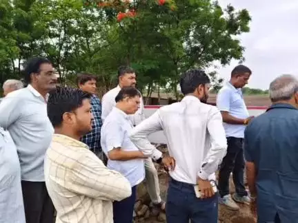 સાવરકુંડલા: સાવરકુંડલાના હીપાવડલી, મેકડા, ફિફાદ, આકોલડા, ઘોબા, પીપરડી ખાતે ધારાસભ્યએ વરસાદના કારણે થયેલી નુકસાનીનું નિરીક્ષણ કર્યું
