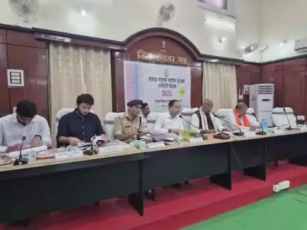 गया टाउन सीडी ब्लॉक: केंद्रीय मंत्री जीतन राम मांझी की अध्यक्षता में बैठक आयोजित, DM शशांक शुभंकर ने पुष्पगुच्छ भेंट कर किया स्वागत