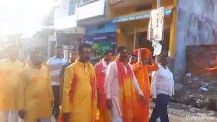 उतरौला: पांच दिवसीय श्री राम कथा के शुभ आरंभ के दिन नगर में निकाली गई कलश शोभायात्रा