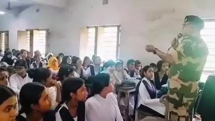 স্বরূপনগর: বিথারী কে পি হাইস্কুলে শিশু মানব পাচার প্রতিরোধের বি এসএফ এর বিশেষ কর্মসূচী