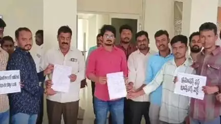 సొంత మండలాల్లోనే బదిలీలు చేపట్టాలంటూ బనగానపల్లెలో సచివాలయ ఉద్యోగుల నిరసన