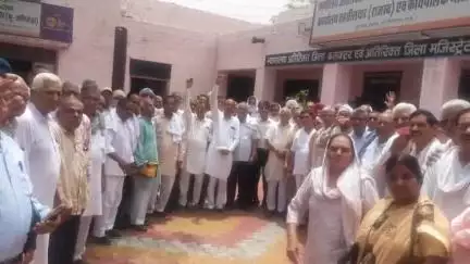 सूरतगढ़: पेंशनर समाज ने ADM कार्यालय पर किया प्रदर्शन, पेंशन नियम संशोधन विधेयक वापस लेने की मांग को लेकर दिया ज्ञापन