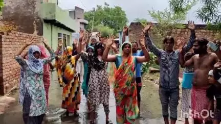 सेपउ: बसई नवाब कस्बे की पुरानी बैंक गली में जलभराव को लेकर लोगों ने किया विरोध प्रदर्शन, की नारेबाज़ी #jansamasya