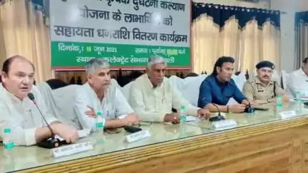 शामली: कलेक्ट्रेट में जनप्रतिनिधियों के पत्रों पर कार्रवाई के संबंध में डीएम की अध्यक्षता में हुई समीक्षा बैठक