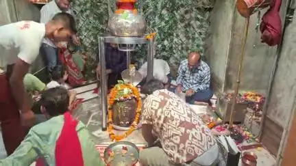 कन्नौज: सोमवार को कन्नौज शहर के गौरी मंदिर में उमड़ी भक्तों की भीड़, गंगा जल से शिव जी होते हैं प्रसन्न