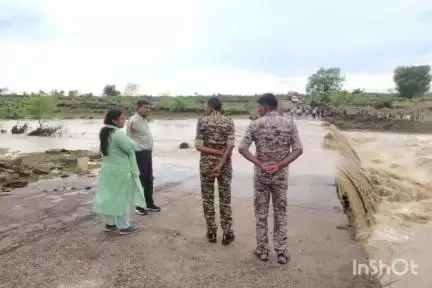 पोहरी: पोहरी अनुभाग में बारिश से नदी-नाले उफने, एसडीएम मोतीलाल अहिरवार ने लिया जायजा, चौकीदार तैनात