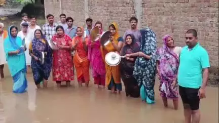 खिलचीपुर: खिलचीपुर में हल्की बारिश में ही सड़क पर पानी भराः वार्डवासियों ने थाली बजाकर नगर परिषद के खिलाफ नारेबाजी की,#janmsamasya