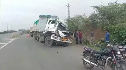 आबू रोड: आबूरोड के किवरली हाईवे पर दो ट्रकों में हुई जबरदस्त भिड़ंत, सड़क हादसे में ट्रकों के उड़े परखच्चे, पुलिस मौके पर पहुंची