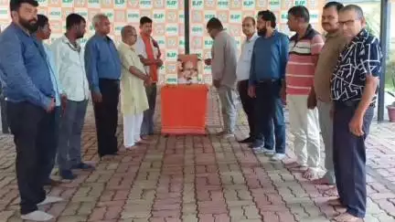 धनबाद/केंदुआडीह: धनबाद: संसदीय कार्यालय में डॉ. श्यामा प्रसाद मुखर्जी के बलिदान दिवस पर श्रद्धांजलि सभा का आयोजन