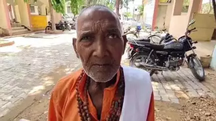 चकरनगर: चंद्रहंसपुरा के वृद्ध ने एसडीएम से लगाई गुहार, कहा- डकैतों के डर से छोड़ा गांव, अब खेत और मकान पर हो गया अवैध कब्जा
