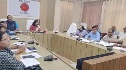 शाहजहांपुर: कलेक्ट्रेट सभागार में सीडीओ की अध्यक्षता में जिला स्वास्थ्य समिति की बैठक आयोजित हुई