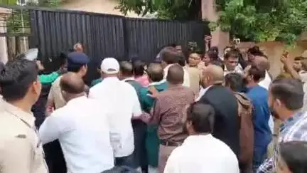 जबलपुर: जिला शिक्षा कार्यालय में पदस्थ जिला शिक्षा अधिकारी के विरोध में कांग्रेसियों का प्रदर्शन, ट्रांसफर के बाद भी पद पर जमे