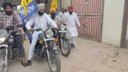 ਮੋਰਿੰਡਾ ਵਿਖੇ ਲੁਧਿਆਣਾ ਪੱਛਮੀ ਦੀ ਚੋਣ ਵਿੱਚ ਆਪ ਉਮੀਦਵਾਰ ਸੰਜੀਵ ਅਰੋੜਾ ਦੀ ਜਿੱਤ ਦੀ ਖੁਸ਼ੀ ਵਿੱਚ ਵੰਡੇ ਲੱਡੂ ਅਤੇ ਕੱਢੀ ਮੋਟਰਸਾਈਕਲ ਰੈਲੀ
