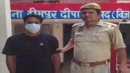 चांदपुर: चांदपुर में पुलिस ने सोशल मीडिया पर वायरल वीडियो में युवती के साथ मारपीट करने वाले अभियुक्त अनमोल को गिरफ्तार किया
