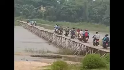 খয়রাশোল: কাঁকরতলা থানার অন্তর্গত নবসন ঘাটে অজয় নদে ভরসা শুধু বাঁশের সেতু, ঝুঁকি নিয়েই যাতায়াত শতাধিক মানুষের #jansamasya
