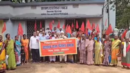 लोहरदगा: पेंशनर भवन में पेंशनरों ने केंद्र सरकार के पेंशन असमानता निर्णय के खिलाफ उठाई आवाज, डीसी को सौंपा ज्ञापन