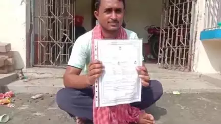 হিঙ্গলগঞ্জ: স্ত্রীকে ফিরে পেতে সাহেব খালি পুলিশ ক্যাম্পের সামনে ধর্ণায় বসলো স্বামী