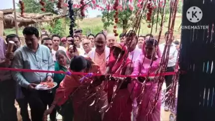 समुन्दपानी, बकरकट्टा में विधायक यशोदा वर्मा ने छात्रावास और सामुदायिक भवन का लोकार्पण किया, साथ ही वृक्षारोपण भी किया