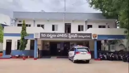 మిర్యాలగూడ: పట్టణంలో లక్కీ స్కీముల పేరుతో అధిక మొత్తంలో డబ్బులు వసూలు చేసి బోర్డు తిప్పేసిన ఘరానా మోసగాళ్లు.