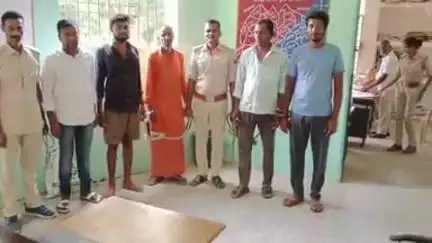पताही: पताही पुलिस ने कई गांवों में छापेमारी कर विभिन्न कांडों में 5 आरोपियों को किया गिरफ्तार, थाना अध्यक्ष ने दी जानकारी