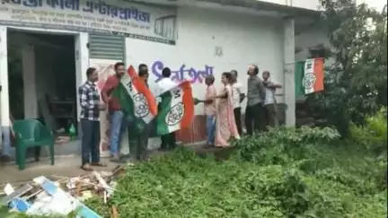 আউশগ্রাম ১: একুশে জুলাইয়ের সমর্থনে গুসকরায় নিজের হাতে দেওয়াল লিখলেন পুরসভার চেয়ারম্যান কুশল মুখোপাধ্যায়