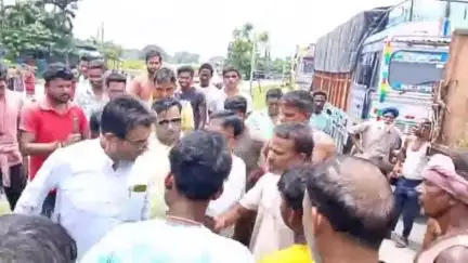 হলদিবাড়ি: চ্যাংড়াবান্ধায় ১৩ বছরের এক বাচ্চার হাতে ভারি ট্রাক গাড়ির স্টিয়ারিং, অল্পের জন্য বড়সড় দূর্ঘটনা থেকে রক্ষা