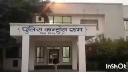 अटेर: भिण्ड के फूब कस्बे में पुलिस ने अवैध रेत से भरा ट्रैक्टर ट्रॉली पकड़ा