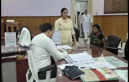 गया टाउन सीडी ब्लॉक: समाहरणालय सभाकक्ष में जिलाधिकारी ने जनता दरबार में लगभग 80 आवेदकों की समस्याओं को सुना