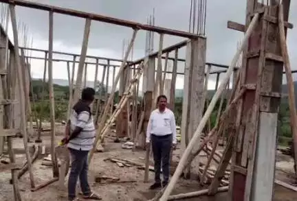 डिंडौरी: एसडीएम रामबाबू देवांगन ने धवाडोंगरी गांव में निर्माणाधीन उप स्वास्थ्य केंद्र का किया औचक निरीक्षण