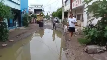 बड़वाह: बारिश मे बड़वाह की शर्मा कालोनी का पानी व कीचड़ से लबालब रोड बन रहा लोगों की राह मे रोड़ा #jansamsya#
