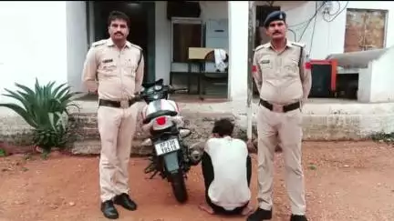 बडोनी: दतिया-दिनारा रोड पर वाहन चेकिंग के दौरान जिगना पुलिस ने अवैध हथियार के साथ युवक को पकड़ा