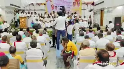 ஆற்காடு: ஆர்காட்டில் 500 க்கும் மேற்பட்ட்டோர் தங்களை அதிமுகவில் இணைத்து கொள்ளும் நிகழ்ச்சி நடைப்பெற்றது- முன்னாள் அமைச்சர்கள் வீரமணி, ராமசந்திரன் பங்கேற்பு