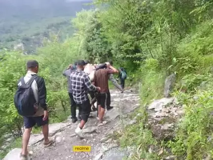 चमोली: रुद्रनाथ धाम की यात्रा पर जा रहे श्रद्धालु की हृदय गति रुकने से मौत, नागरिकों ने सड़क तक पहुंचाया