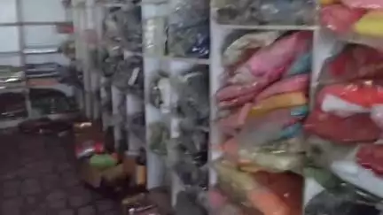 मोतिहारी: जिले के पहाड़पुर थाना क्षेत्र के नरकटिया चौक स्थित प्रियंका फैशन कलेक्शन दुकान का ताला तोड़कर कपड़ा और नगद की चोरी