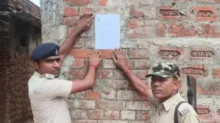 चेवाड़ा: करंडे थाना पुलिस ने थाना क्षेत्र के गांवों में फरार चार वारंटियों के घर इश्तेहार चिपकाया