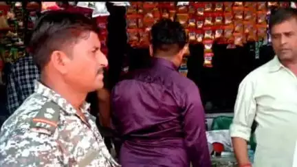 महावन: नगर निगम ने लक्ष्मी नगर में प्लास्टिक पॉलिथीन के खिलाफ अभियान चलाया, थाना जमुनापार में जुर्माना लगाकर पकड़ी प्लास्टिक