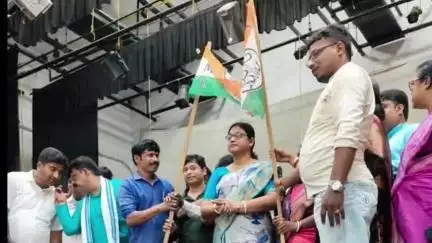 পাঁশকুড়া: পাঁশকুড়া রবীন্দ্র-নজরুল সদনে তৃণমূল কংগ্রেসের বর্ধিত সভায়BJPপঞ্চায়েত সদস্যা নিরুপমা সাঁতরা সহ BJPকর্মীরা TMCযোগদান