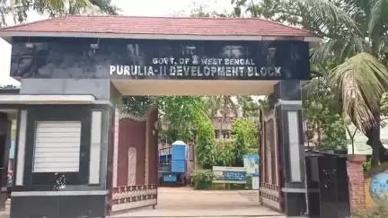 পুরুলিয়া ২: টানা বৃষ্টিতে ক্ষতিগ্রস্ত বাড়ি গুলির ছাউনির ত্রিপল বন্টনে তৎপর পুরুলিয়া ২ নং ব্লক প্রশাসন
