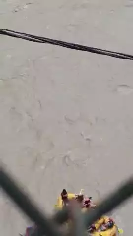 gov. ke niymo ka paln na krte hue
risikesh maa ganga ke tej bhao m log  crafting krte hue aaye njr