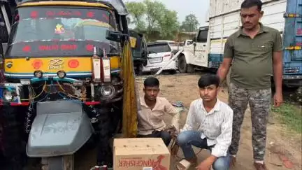 डोभी: डोभी में विदेशी शराब ले जा रहे दो ऑटो जब्त, तीन तस्कर गिरफ्तार