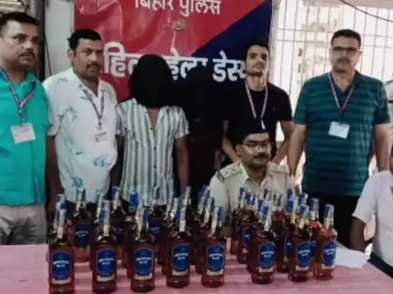 गया टाउन सीडी ब्लॉक: जंक्शन पर दो ट्रॉली बैग में विदेशी शराब की 32 बोतलों के साथ नवादा के सरोज और साहिल गिरफ्तार