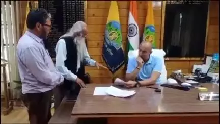 मनाली: सोलंगनाला में होने वाली श्रीमद भागवत कथा के लिए एसपी को दिया गया निमंत्रण