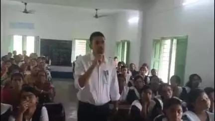 কাটোয়া ২: বাল্যবিবাহ প্রতিরোধ নিয়ে সচেতনতামূলক শিবিরের আয়োজন মেঝিয়ারি চঞ্চলাবালা বালিকা বিদ্যালয়ে