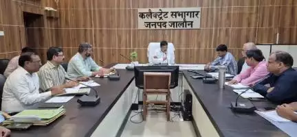 उरई: उरई कलेक्ट्रेट सभागार में डीएम ने राशन वितरण को लेकर अधिकारियों के साथ बैठक की और दिशा-निर्देश दिए