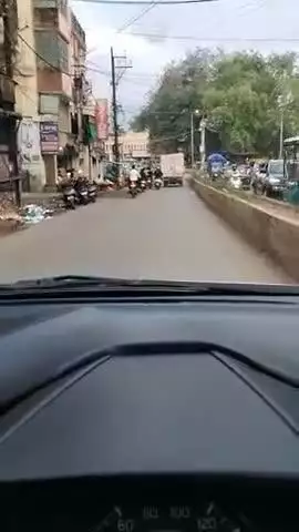 शिंदे छावनी पर रॉन्ग साइड जाने वालों को कोई नहीं रुकता है जबकि पुलिस वाले आगे खड़े होते हैं लेकिन उनका ध्यान इन पर नहीं